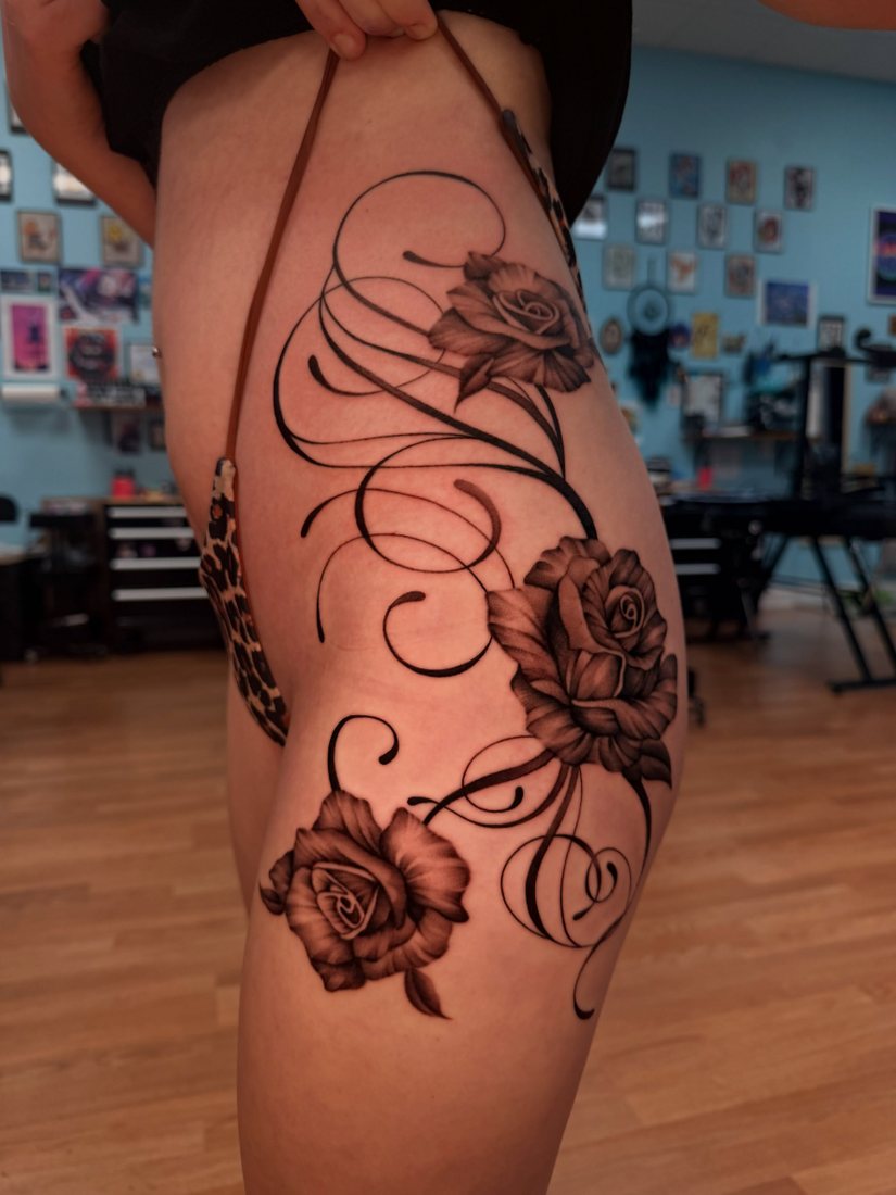Black and grey rose and filigree thigh piece